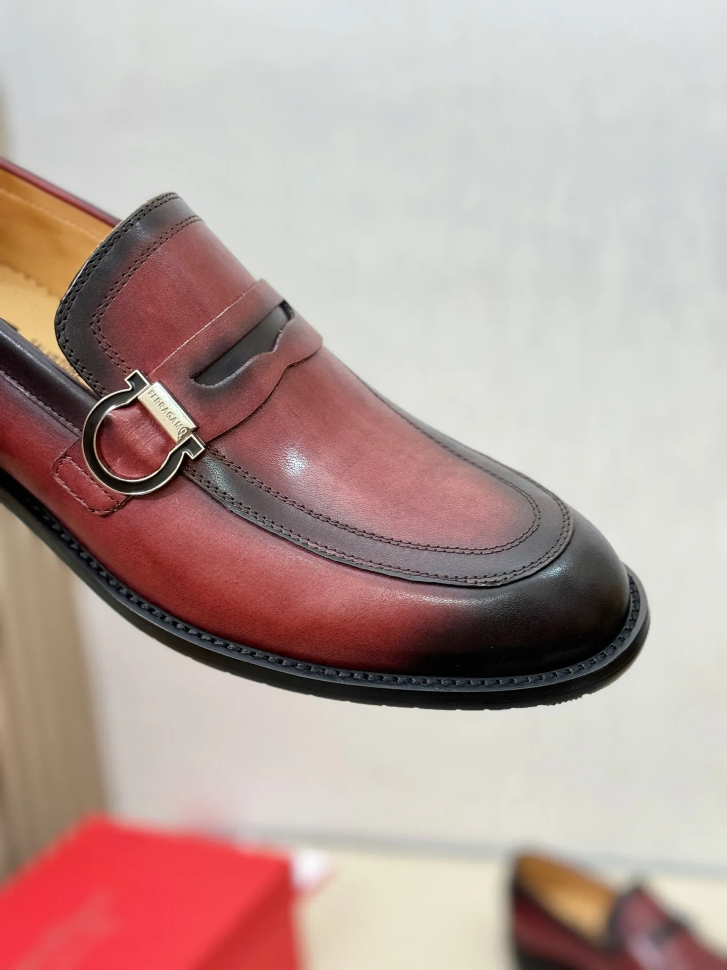 [Ferragamo] P: 560💰 Number of yards: 38~44 (45 orders are non-returnable) Ferragam's new men's formal leather shoes, the fabric is made of imported cowhide, with visible texture, heavy-duty stitching, dyed calfskin inside, standard logo cowhide feet, big-name experience, soft and comfortable on the feet, a men's favorite, special non-slip and wear-resistant rubber soles, easy to handle various occasions, with original box packaging!